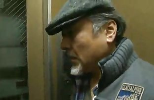 Dva mlada tipa pržiti Galinu u različitim poljima