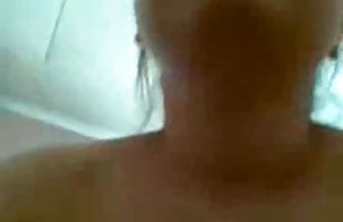 Uzbuđen Libertine stiska svoje sise i gužvi vibrator u pisque