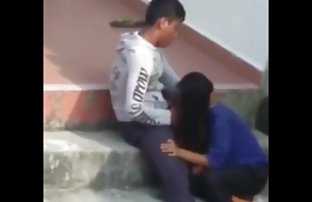 Ljepota je došla sa suprugom na jezero i odlučila se kupati gola