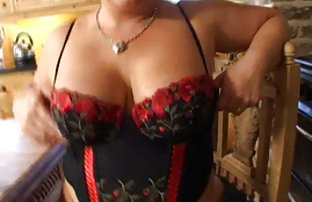 Japanski učenica pokušava seksi outfit