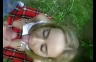 Gola ženska hoda šumom i javnim mjestima