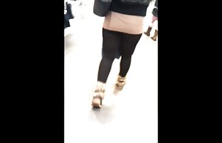 Mlada žena drka na muški penis udaranje