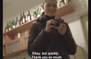Češki s pumpanje mužnju poza za fotoaparat