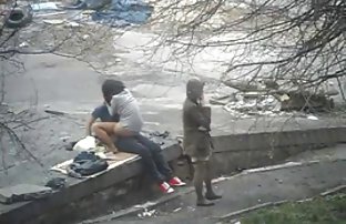 Lijepa lutka osvijetljena obrijana