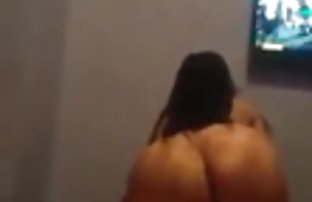 Odrasli gej čovjek miluje svoje