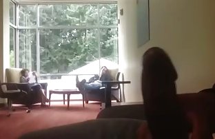 Tele s malim grudima nesebično miluje sebe