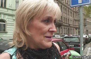 Djevojka je uhvaćena tijekom masturbacije i špricanje orgazam