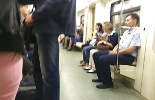Lijepa plavuša pokazuje sise razgovor