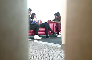 Crvenokosa Njemačka žena entuzijastično joj kapu