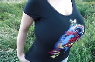 Mršava djevojka s malim sisama sjedi u mekanu stolicu i miluje maca