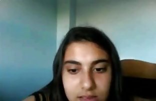 Odrasla žena čučati i pokazuje joj dlakave tispiast