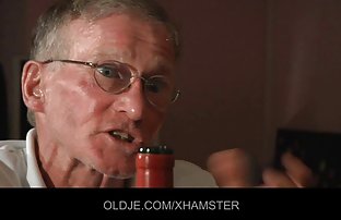 Vruća djevojčica gleda i miluje joj obrijana