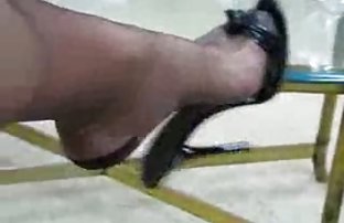 Mladi gej tip nesebično trese svoj penis