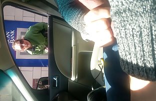 Plavuša strastveno masturbira za svog prijatelja