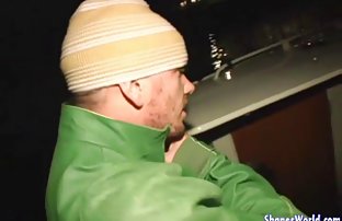 Negro izlijeva guza bijela krema i fucks u trenutku