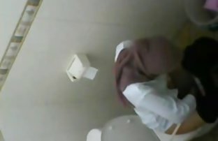 Lush grudi brineta pokazuje šik donje rublje