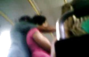 Mladi Tajlandski svidi turista s ugodnim minei daje mu