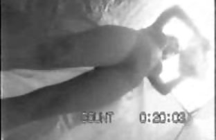 Obitelj nudisti se zajednički tušira na plaži