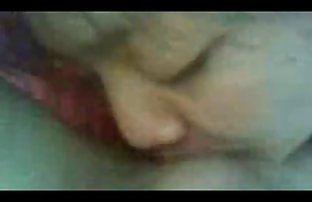 Ćelav čovjek čini vezana plavuša sisati svoj penis