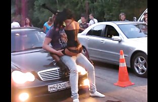 Mršava plavuša stavlja rak i sadi na najviše rajčice