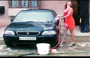 Zavodljiva beba pokazuje svoje čari u privatnom