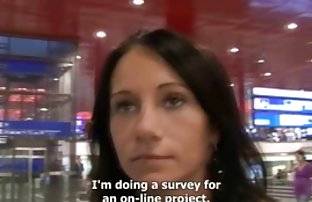 Njemačka žena sa okruglim milkingskokovima na sjednicu s naivkom