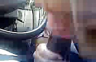 Elisabett s tankim tijelom masturbira na podu